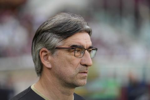 Torino's head coach Ivan Juric waits prior to the start of a Serie A soccer match between Torino and Cagliari, at the Grande Torino stadium in Turin, Italy, Monday, Aug. 21, 2023. (AP Photo/Luca Bruno)