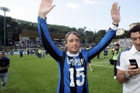 Foto IPP/Lazzeroni Siena 22/04/2007 Campionato di Calcio di Serie A 2006/2007 Siena-Inter 1-2 nella foto allenatore Roberto Mancini esulta durante i festeggiamenti per la vittoria dello scudetto Italy Photo Press - World Copyright