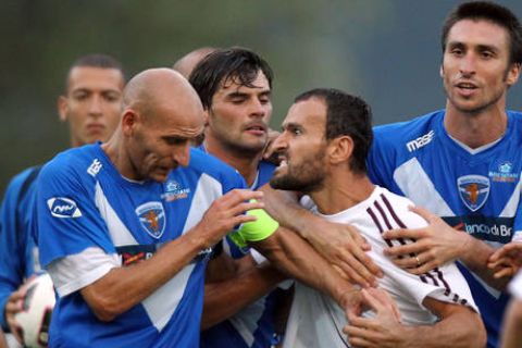 Continua il trend negativo delle amichevoli estive: Brescia-Larissa, test andato in scena a Storo, in provincia di Trento, è finito infatti in rissa. Nella foto Dabizas Nokos (s), Larissa, e Possanzini Davide (d) del Brescia trattenuto da Caracciolo Andrea durante la rissa a fine partita.   
Per la terza volta in cinque giorni un'amichevole estiva con protagonista una squadra italiana è finita in rissa. Stavolta è toccato al Brescia, impegnato a Storo, in Trentino, contro il Larissa. Due espulsi, entrambi nelle file dei greci, tutti-contro-tutti al fischio finale dell'arbitro e alcuni tifosi bresciani presenti sulle tribune che scavalcano la recinzione per cercare di raggiungere i calciatori della squadra avversaria. ANSA/FILIPPO VENEZIA