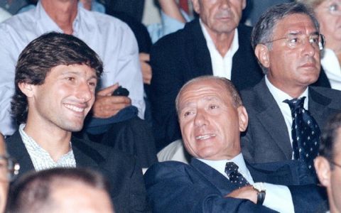 In questa immagine del 2 settembre 1997, il calciatore brasiliano Leonardo (S), neo acquisto rossonero, in tribuna a S. Siro con il presidente del Milan Silvio Berlusconi assiste alla partita di Coppa Italia.  A destra, il sen. Dell'utri.    PAL     DANIEL DAL ZENNARO / ANSA