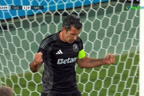 Ο Φίγκο πανηγυρίζει το 1-1 κόντρα στους Legends