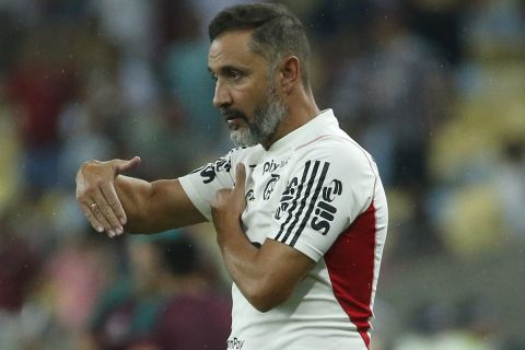 Coach Vitor Pereira of Flamengo gives instructions to his players during the Rio de Janeiro state championship final soccer match against Fluminense, at Maracana stadium in Rio de Janeiro, Brazil, Sunday, April 9, 2023. (AP Photo/Bruna Prado)