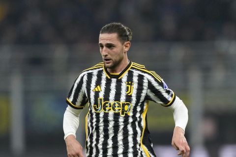 Juventus' Adrien Rabiot controls the ball during the Serie A soccer match between Inter Milan and Juventus at the San Siro Stadium, in Milan, Italy, Sunday, Feb. 4, 2024. (AP Photo/Antonio Calanni)