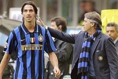 Inter Milan Swedish forward Zlatan Ibrahimovic is congratulated by Inter Milan coach Roberto Mancini during anr Italian major league soccer match against palermo at the San Siro stadium in Milan, Italy, Sunday, March 16, 2008. (AP Photo/Luca Bruno)