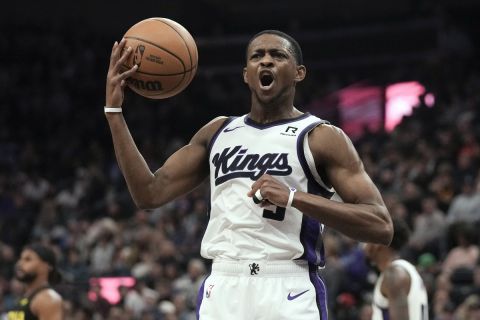 De'Aaron Fox, base de los Kings de Sacramento, reacciona en el partido ante el Jazz de Utah, el martes 29 de octubre de 2024 (AP foto/Bethany Baker)