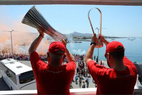 Ολυμπιακός: Έφτασαν στην Αίγινα τα τρόπαια, χαμός από τους φίλους των ερυθρολεύκων