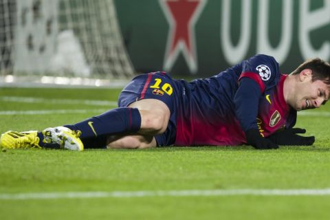 Partido de Liga de Campeones entre el Barcelona y el Benfica en el Camp Nou. En la imagen, lesión de Messi. 

Champions League match between Barcelona and Benfica. In this picture, Messi injury.