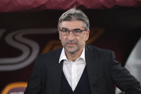 Roma's head coach Ivan Juric waits for the start of the Serie A soccer match between Roma and Torino, at Rome's Olympic Stadium, Italy, Thursday, Oct. 31, 2024. (AP Photo/Andrew Medichini)