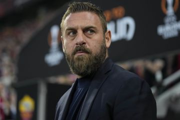 FILE - Roma's head coach Daniele De Rossi waits for the start of the Europa League second leg semi-final soccer match between Leverkusen and Roma at the BayArena in Leverkusen, Germany, Thursday, May 9, 2024. (AP Photo/Matthias Schrader, File)