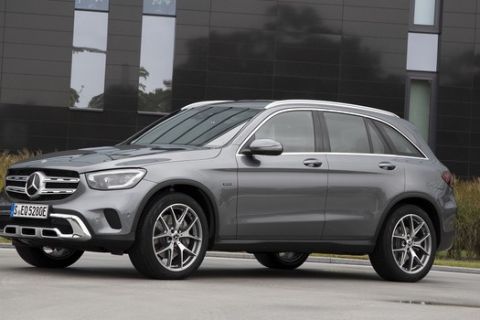 GLC 300 e 4MATIC, selenitgrau metallic, Leder schwarz;Kraftstoffverbrauch gewichtet 2,5-2,2 l/100 km, CO2-Emissionen gewichtet 57-51 g/km, Stromverbrauch gewichtet 17,8-16,5 kWh/100 km*  (vorläufige Angaben)

GLC 300 e 4MATIC, selenite grey metallic, Leather black ;Weighted fuel consumption 2.5-2.2 l/100 km, weighted CO2 emissions 57-51 g/km*, weighted power consumption 17.8-16.5 kWh/100 km (provisional figures)