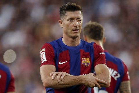 Barcelona's Robert Lewandowski celebrates after scoring his side's first goal during a Spanish La Liga soccer match between Sevilla and FC Barcelona at the Ramon Sanchez Pizjuan stadium in Seville, Spain, Sunday, May 26, 2024. (AP Photo/Fermin Rodriguez)