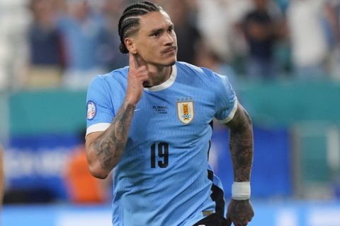 Uruguay's Darwin Nunez celebrates after scoring his side's 2nd goal against Panama during a Copa America Group C soccer match in Miami Gardens, Fla, Sunday, June 23, 2024. (AP Photo/Marta Lavandier)