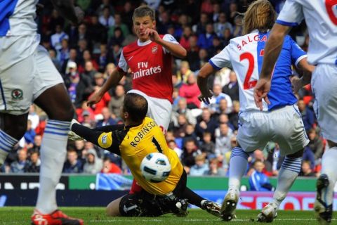 Arsenal's Andrey Arshavin (C) shoots to score against Blackburn Rovers during their English Premier League soccer match in Blackburn,northern England August 28, 2010.  REUTERS/Nigel Roddis (BRITAIN - Tags: SPORT SOCCER) NO ONLINE/INTERNET USAGE WITHOUT A LICENCE FROM THE FOOTBALL DATA CO LTD. FOR LICENCE ENQUIRIES PLEASE TELEPHONE ++44 (0) 207 864 9000