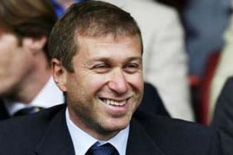 LIVERPOOL, ENGLAND - AUGUST 17:  New Chelsea owner Roman Abramovich smiles before kick off of the FA Barclaycard Premiership match between Liverpool and Chelsea at Anfield on August 17, 2003 in Liverpool, England. (Photo by Alex Livesey/Getty Images)