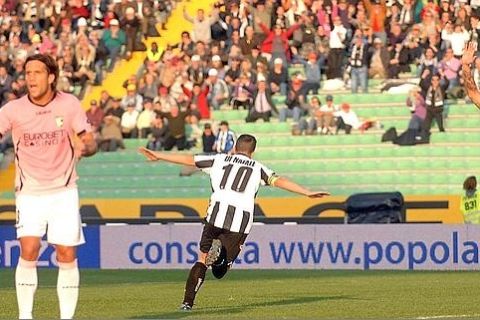 Valter Parisotto / LaPresse
30-10-2011 Udine
Sport Calcio
Udinese-Palermo - Serie A Tim 2011/2012
Nella foto: di natale esulta dopo il gol 

Valter Parisotto / LaPresse
23-10-2011 Udine (Italy)
Sport Soccer
Udinese-Palermo - Italian Serie A Soccer League 2011/2012
In the Photo: di natale of Udinese celebrates scoring