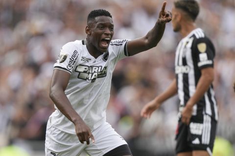 Luiz Henrique of Brazil's Botafogo celebrates after scoring his side's opening goal against Brazil's Atletico Mineiro during a Copa Libertadores final soccer match at Monumental stadium in Buenos Aires, Argentina, Saturday, Nov. 30, 2024. (AP Photo/Gustavo Garello)