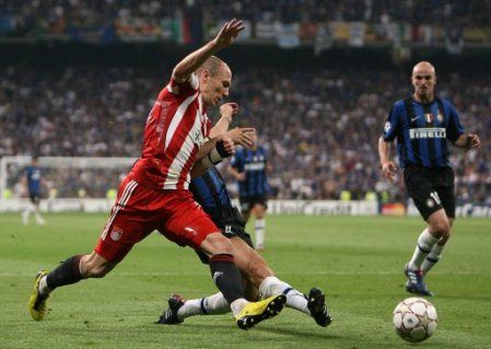 Bayern Munich's Arjen Robben (left) and Inter Milan's Javier Zanetti (centre) battle for the ball