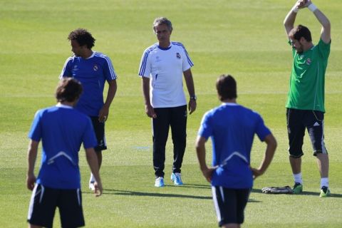 Real Madrid coach Jose Mourinho (C) watches players during a training session at the Real Madrid practice grounds in Madrid, September 14, 2010.  Real Madrid will play Ajax in their Champions League Group G match on Wednesday.   REUTERS/Andrea Comas (SPAIN - Tags: SPORT SOCCER)