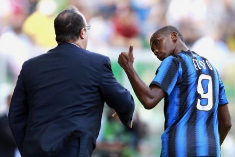 Inter Milan's Samuel Eto'o (R) gestures to his coach Rafael Benitez during their Italian Serie A soccer match against Palermo at Renzo Barbera stadium in Palermo September 19, 2010.  REUTERS/Stefano Rellandini   (ITALY - Tags: SPORT SOCCER)