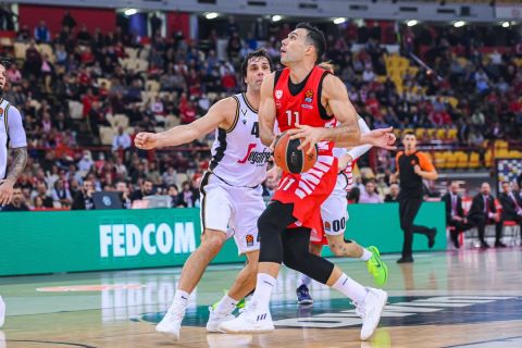 December 9, 2022, Piraeus, Greece: 11 KOSTAS SLOUKAS of Olympiacos Piraeus during the Euroleague, Round 12, match between Olympiacos Piraeus and Virtus Segafredo Bologna at Peace And Friendship Stadium on December 9, 2022 in Athens, Greece. Basketball Euroleague Championship - Olympiacos Piraeus vs Virtus Segafredo Bologna, Piraeus, Greece PUBLICATIONxINxGERxSUIxAUTxONLY - ZUMAl164 20221209_zsa_l164_217 Copyright: xStefanosxKyriazisx 