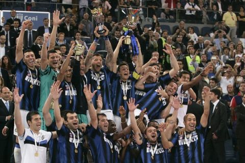 Inter Milan's players celebrate after winning 3-1 the Italian Cup final football match against Palermo at the Olimpico Stadium in Rome on May 29, 2011. AFP PHOTO / Marcello PATERNOSTRO (Photo credit should read MARCELLO PATERNOSTRO/AFP/Getty Images)