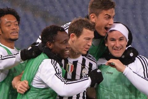 Juventus' Stephan Lichtsteiner (C) jubilates with his teammates after scoring the goal during the Italy Cup quarter final soccer match SS Lazio vs Juventus FC at Olimpico stadium in Rome, Italy, 20 January 2016.
ANSA/MAURIZIO BRAMBATTI 