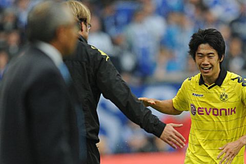 Fußball-Bundesliga 4.Spieltag FC Schalke 04 - Borussia Dortmund am Sonntag (19.09.2010) in der Veltins Arena in Gelsenkirchen: Shinji Kagawa aus Dortmund erzielt das 1:0 und läuft jubelnd zur Trainerbank. Foto: Achim Scheidemann dpa/lnw (Achtung Sperrfrist! Die DFL erlaubt die Weiterverwertung der Bilder im IPTV, Mobilfunk und durch sonstige neue Technologien erst zwei Stunden nach Spielende. Die Publikation und Weiterverwertung im Internet ist während des Spiels auf insgesamt sechs Bilder pro Spiel begrenzt.)null