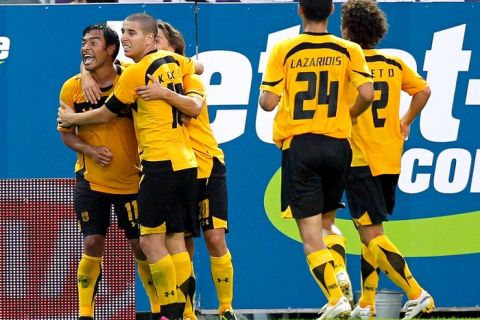 GEPA-26081064005 - WIEN,AUSTRIA,26.AUG.10 - FUSSBALL - UEFA Europa League, Play-Off, FK Austria Wien vs Aris Thessaloniki. Bild zeigt den Jubel von Aris mit Nikos Lazaridis und Darcy Dolce Neto (Aris). Foto: GEPA pictures/ Christian Ort