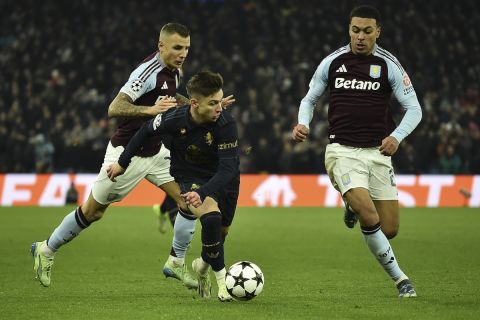 Juventus' Francisco Conceicao in action in front of Aston Villa's Morgan Rogers, right, during the Champions League opening phase soccer match between Astin Villa and Juventus at Villa Park in Birmingham, England, Wednesday, Nov. 27, 2024.(AP Photo/Rui Vieira)