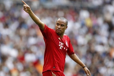 MADRID, SPAIN - JUNE 05:  Paulo Sergio of Bayern Muenchen celebrates after scoring during the Corazon Classic Match between Allstars Real Madrid and Allstars Bayern Muenchen at Estadio Santiago Bernabeu on June 5, 2011 in Madrid, Spain.  (Photo by Angel Martinez/Getty Images)