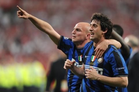 Inter Milan's Argentinian midfielder Esteban Cambiasso (L) and Inter Milan's Argentinian forward Diego Milito celebrate after winning the UEFA Champions League final football match Inter Milan against Bayern Munich at the Santiago Bernabeu stadium in Madrid on May 22, 2010. Inter Milan won the Champions League with a 2-0 victory over Bayern Munich in the final at the Santiago Bernabeu. Argentine striker Diego Milito scored both goals for Jose Mourinho's team who completed a treble of trophies this season.   AFP PHOTO / CHRISTOPHE SIMON (Photo credit should read CHRISTOPHE SIMON/AFP/Getty Images)