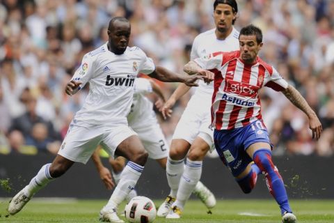 Sporting Gijon's forward Nacho Novo (R) vies with Real Madrid's French midfielder Lassana Diarra (L) and Real Madrid's German midfielder Sami Khedira (C) during the Spanish league football match Real Madrid vs Sporting Gijon on April 02, 2011 at the Santiago Bernabeu stadium in Madrid.    AFP PHOTO/ PEDRO ARMESTRE (Photo credit should read PEDRO ARMESTRE/AFP/Getty Images)