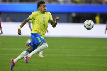 Brazil's Raphinha chases the ball during a Copa America Group D soccer match against Costa Rica Monday, June 24, 2024 in Inglewood, Calif. (AP Photo/Ryan Sun)