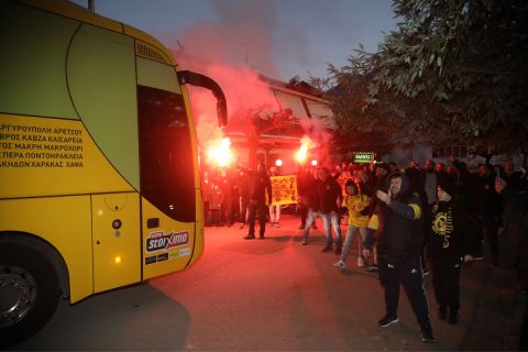 ΑΕΚ: Φίλαθλοι της Ένωσης υποδέχθηκαν την αποστολή στη Λαμία