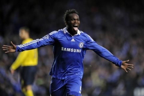 Chelseas Ghanaian defender Michael Essien celebrates after scroing his team's first goal against Barcelona during their UEFA Champions League semifinal, second-leg match at the Stanford Bridge on May 6, 2009, in London.   AFP PHOTO/ LLUIS GENE (Photo credit should read LLUIS GENE/AFP/Getty Images)