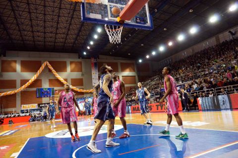 Τρύπες από σφαίρες στο κλειστό του Κλαδισού των Χανίων, αποκαταστάθηκε το πρόβλημα 