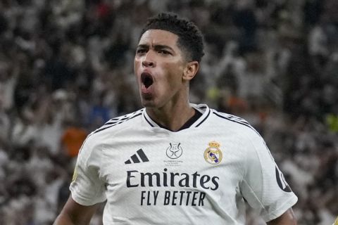 Real Madrid's Jude Bellingham, centre, celebrates after scoring his side's opening goal during the Spanish Super Cup semifinal soccer match between Real Madrid and Mallorca at the King Abdullah Stadium in Jeddah, Saudi Arabia, Thursday, Jan. 9, 2025. (AP Photo/Altaf Qadri)