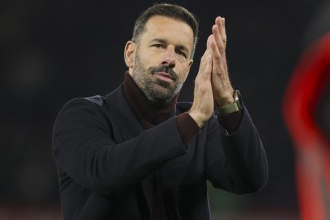 Manchester United's head coach Ruud van Nistelrooy applauds after the Premier League soccer match between Manchester United and Chelsea at Old Trafford stadium in Manchester, England, Sunday, Nov. 3, 2024. (AP Photo/Ian Hodgson)