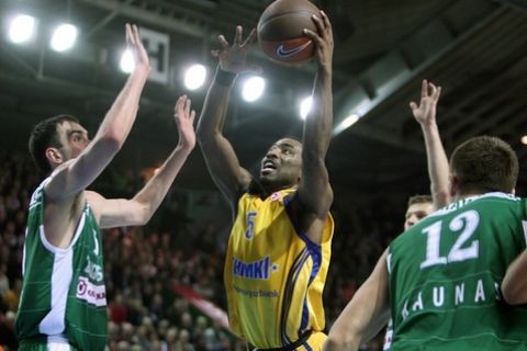 Zalgiris Kaunas's Mirza Begic (L) Tadas Klimavicius (R) vie with Khimki's Keith Langford (C) during their Euroleague group A basketball match in Kaunas on November 18, 2010.   AFP PHOTO / PETRAS MALUKAS (Photo credit should read PETRAS MALUKAS/AFP/Getty Images)