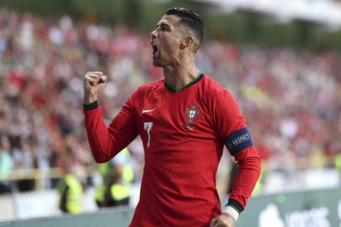 Ο Κριστιάνο Ρονάλντο πανηγυρίζει γκολ του με την Πορτογαλία