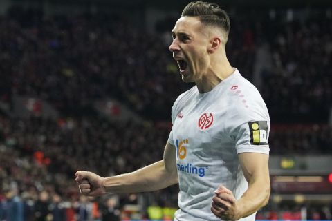 Mainz's Dominik Kohr celebrates after scoring his side's first goal during the German Bundesliga soccer match between Bayer 04 Leverkusen and 1. FSV Mainz 05 at the BayArena in Leverkusen, Germany, Friday, Feb. 23, 2024. (AP Photo/Martin Meissner)