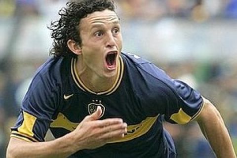 Pablo Ledesma of  Boca Juniors celebrates after scoring his team's first goal against River Plate during a Argentina's first division soccer game, at La Bombonera stadium, in Buenos Aires, Sunday, April 15, 2007. (AP Photo/Natacha Pisarenko)