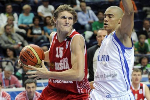 Andrei Kirilenko (L) of Russia vies for the ball with Shawn Huff of Finland during the EuroBasket 2011, group F, 2nd round, qualification match between Finland and Russia in Vilnius, on September 8, 2011. AFP PHOTO / JOE KLAMAR (Photo credit should read JOE KLAMAR/AFP/Getty Images)