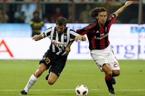 AC Milan's Andrea Pirlo (R) and Juventus' Alessandro Del Piero fight for the ball during their Berlusconi Trophy soccer match at the San Siro Stadium in Milan, northern Italy August 22, 2010. REUTERS/Giampiero Sposito (ITALY - Tags: SPORT SOCCER)