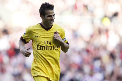 Arsenal's Cesc Fabregas celebrates scoring against Sunderland during their English Premier League soccer match at the Stadium Of Light in Sunderland, England September 18, 2010. REUTERS/David Moir (BRITAIN - Tags: SPORT SOCCER) NO ONLINE/INTERNET USAGE WITHOUT A LICENCE FROM THE FOOTBALL DATA CO LTD. FOR LICENCE ENQUIRIES PLEASE TELEPHONE ++44 (0) 207 864 9000