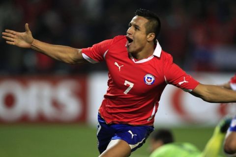 Chile's Alexis Sanchez celebrates after he scored against Uruguay in the first round of the Copa America soccer tournament in Mendoza, July 8, 2011.    REUTERS/Ivan Alvarado (ARGENTINA  - Tags: SPORT SOCCER)