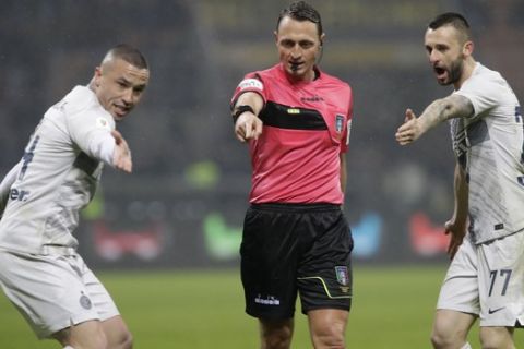 Referee Rosario Abisso, center, geatures with Inter Milan's Radja Nainggolan, left, and Inter Milan's Marcelo Brozovic during an Italian Cup quarterfinal soccer match between Inter Milan and Lazio at the San Siro stadium, in Milan, Italy, Thursday, Jan. 31, 2019. (AP Photo/Luca Bruno)