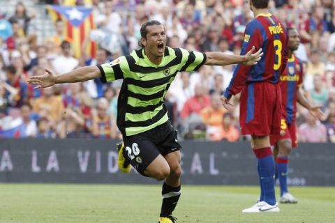 Hercules player Valdez celebrates his goal against Barcelona during their Spanish first division soccer match at Nou Camp stadium in Barcelona September 11, 2010.   REUTERS/Gustau Nacarino (SPAIN - Tags: SPORT SOCCER)