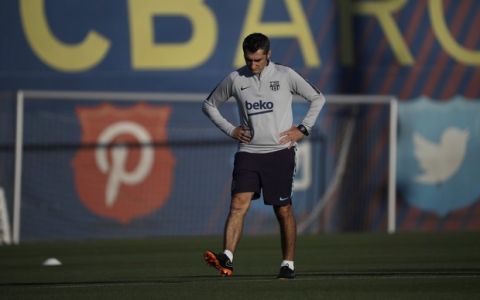 Barcelona coach Ernesto Valverde takes part in a training session with his team, ahead of Wednesday's Champions League group B soccer match against Inter Milan, at the Sports Center FC Barcelona Joan Gamper in Sant Joan Despi, Tuesday, Oct. 23, 2018. (AP Photo/Emilio Morenatti)