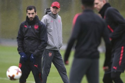 Arsenal manager Arsene Wenger, second left, watches his players during a training session at London Colney, England, Wednesday May 2, 2018 ahead of their Europa League semifinal second leg match against Atletico Madrid. (John Walton/PA via AP)